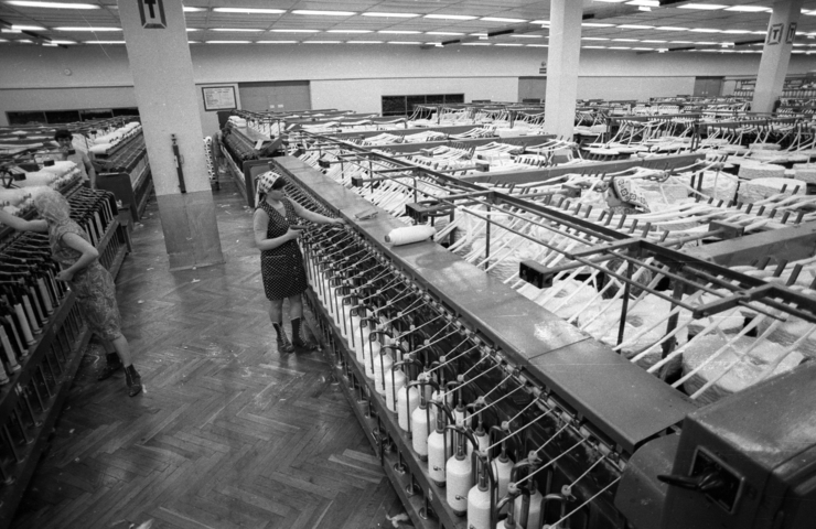 Large factory  textile industry  working woman fortepan 76109